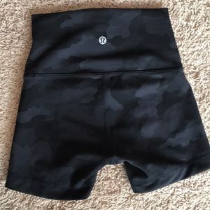 Wondertrain high rise short 4” size 2 camo